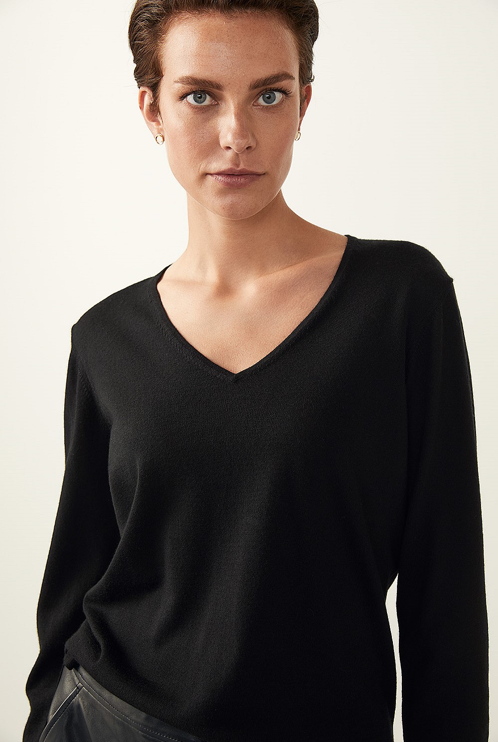 Ladies John Smedley Merino V-Neck - Black